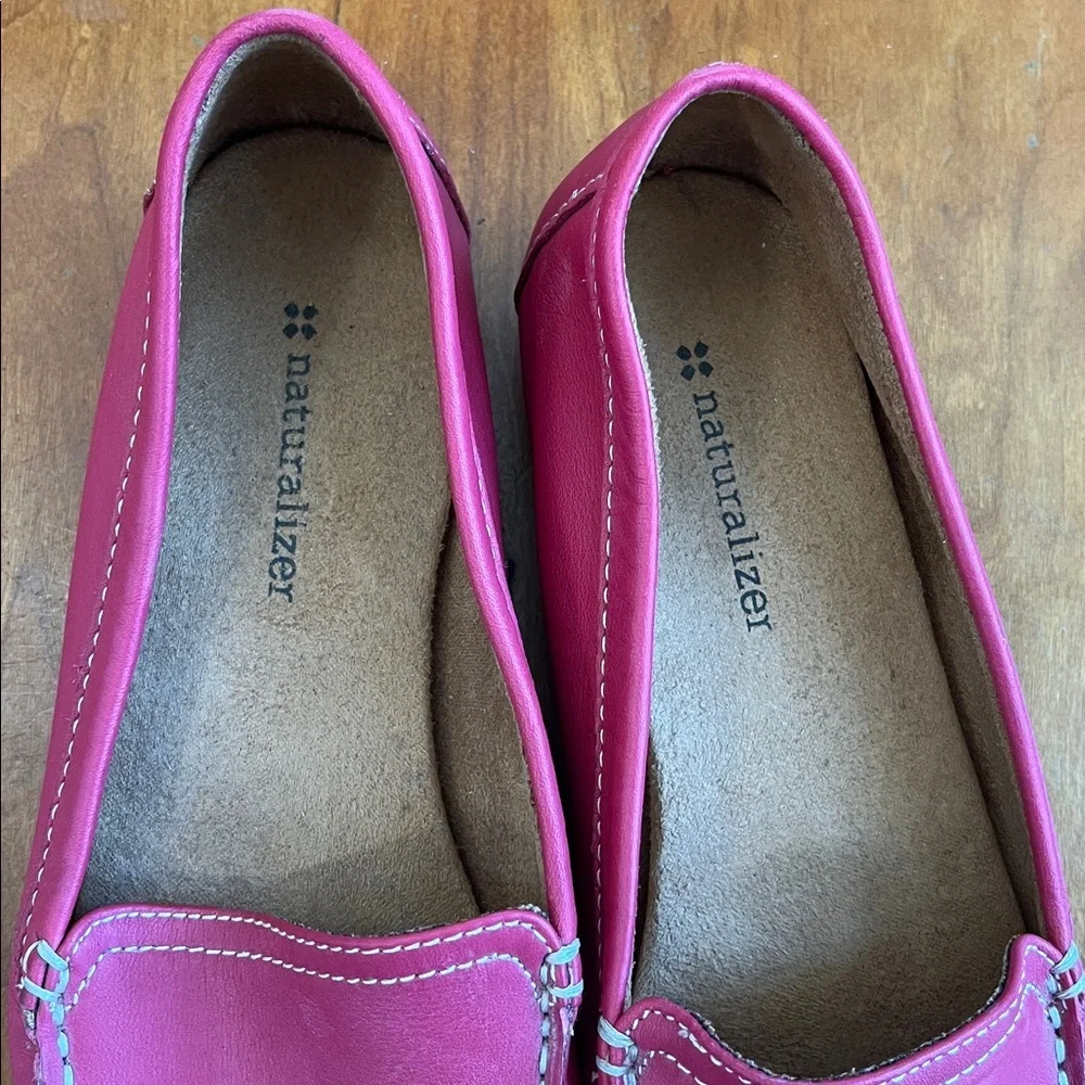 Naturalizer Simmons Coral Pink Leather Loafers w/Cushioned Suede Insoles.  7.5W - Picture 2 of 10